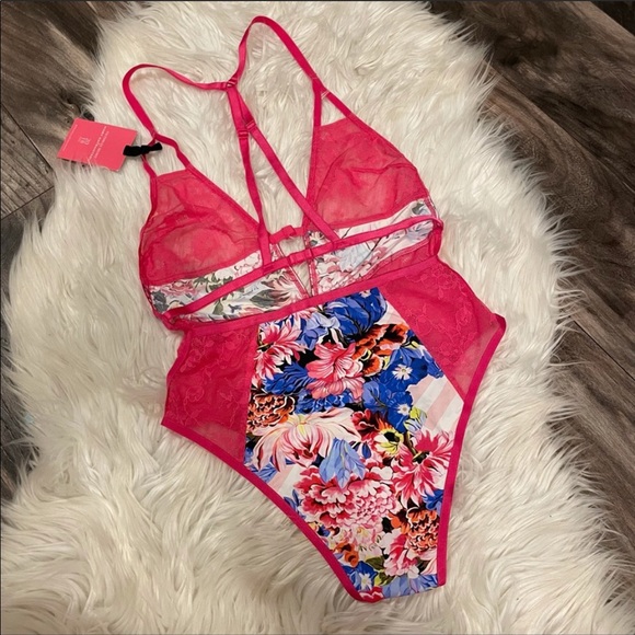 Victoria’s Secret x Mary katrantzou Lingerie - Picture 4 of 5